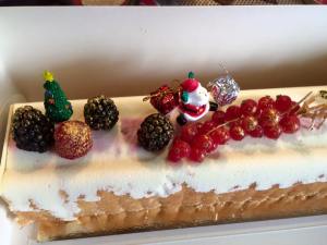 buche-mousse-chocolat-blanc-coeur-framboise2