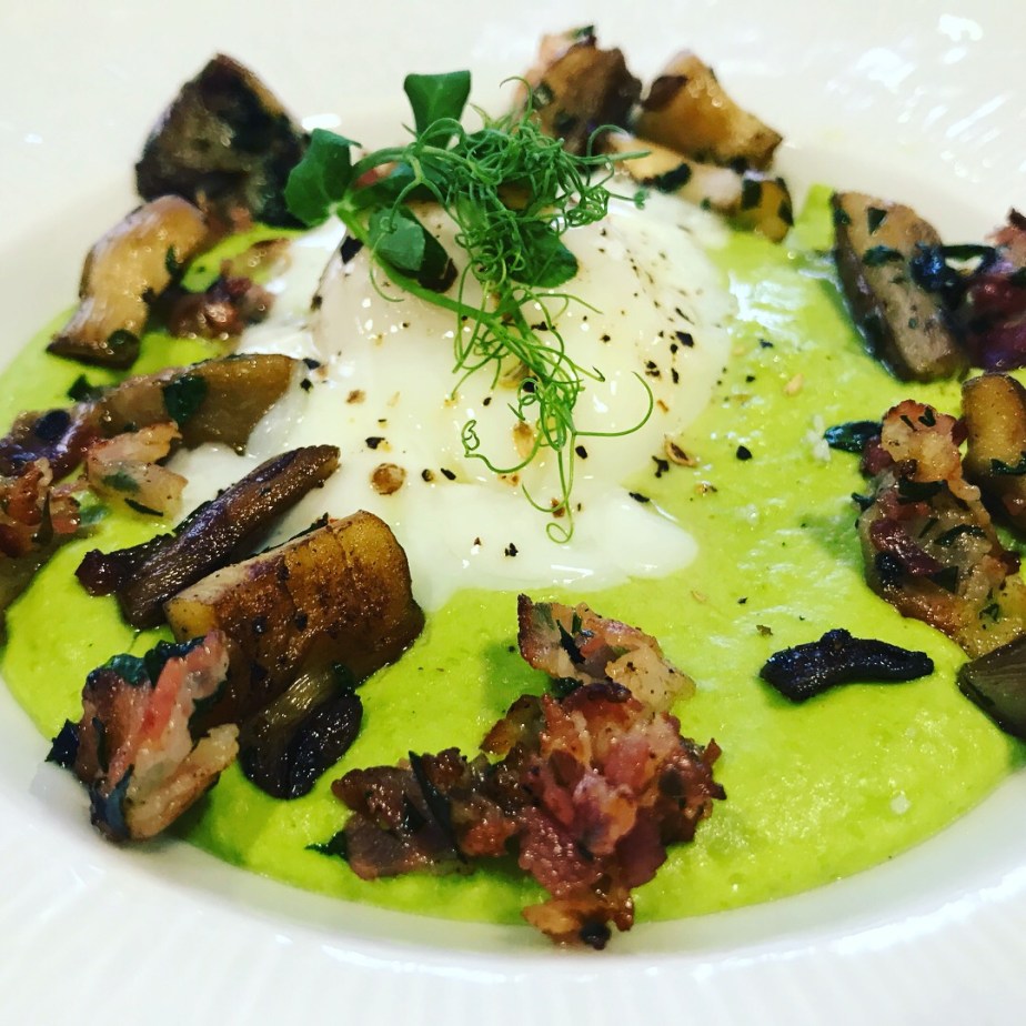 Oeuf parfait en couette moelleuse de petits pois et poêlée de&nbsp;champignons