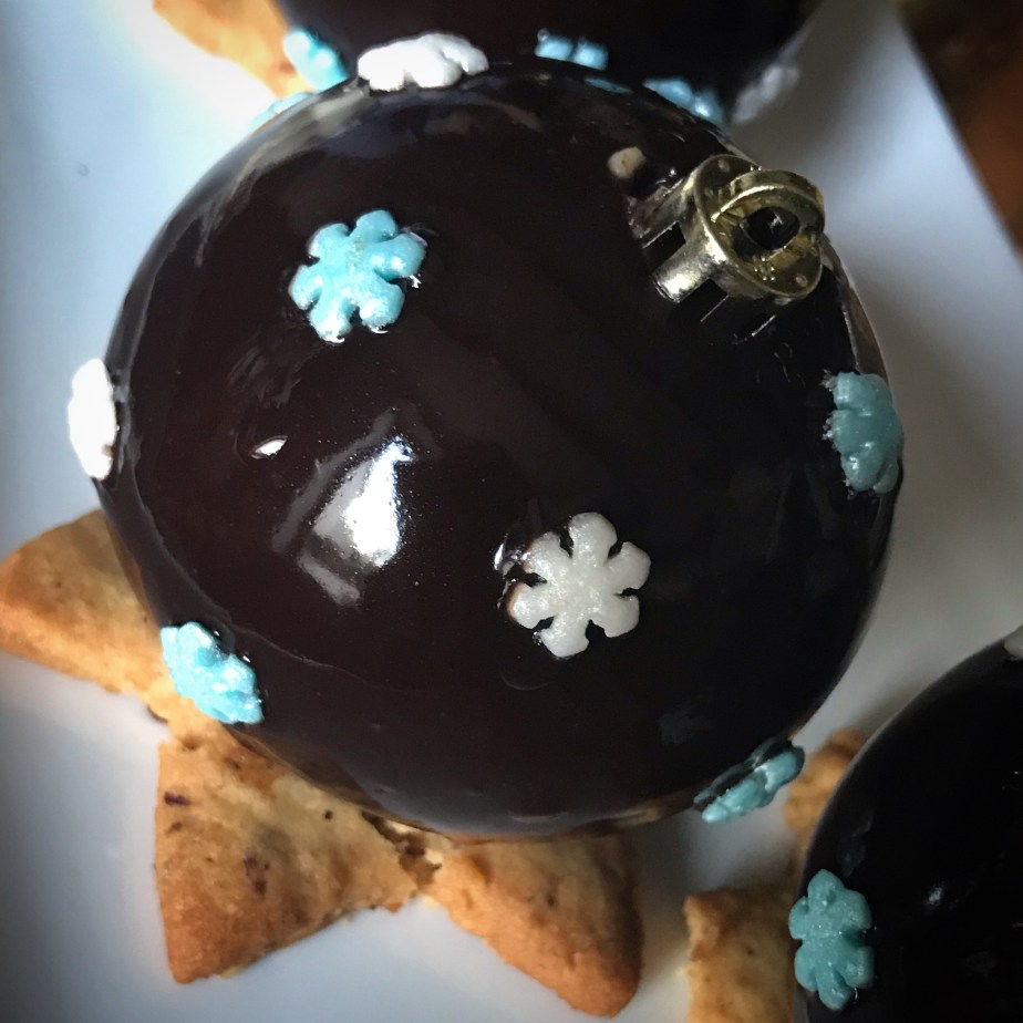 Bûche &laquo;&nbsp;Boule de Noël&nbsp;&raquo; chocolat –&nbsp;orange